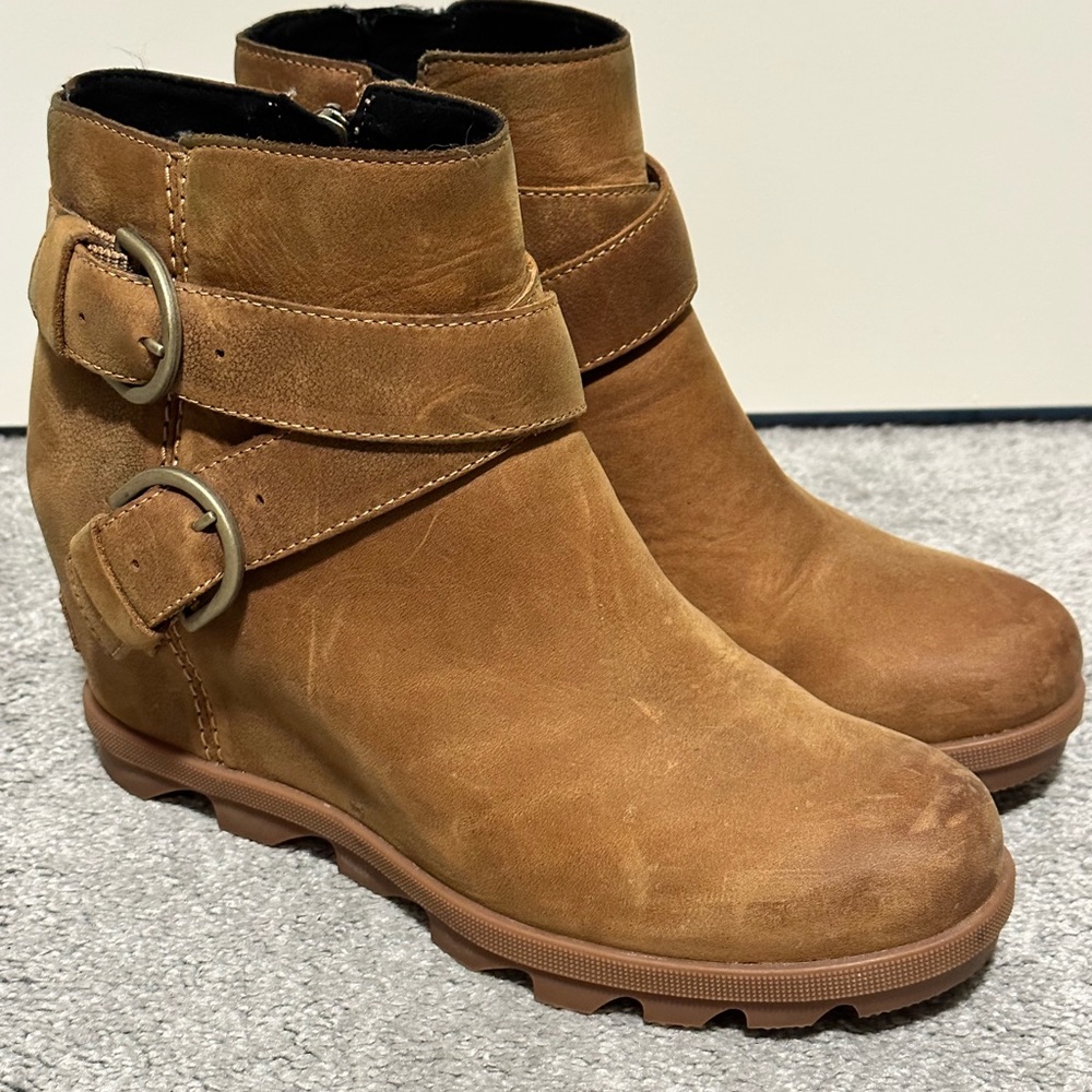 Sorel Women's Joan of Arctic Wedge II Buckle Boot - Light Rain - Waterproof.